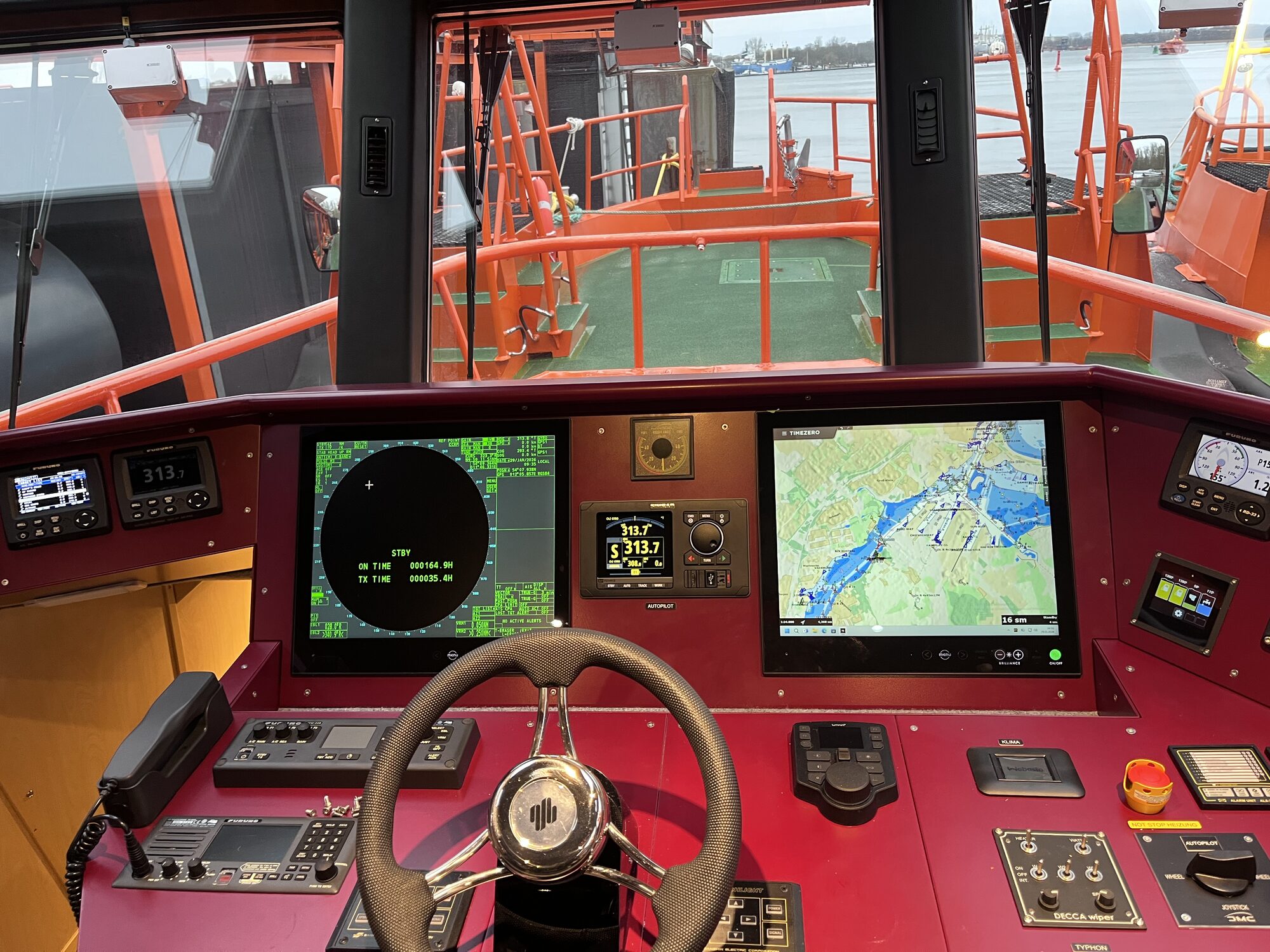 Brücke eines Lotsenversetzbootes mit Furuno-Navigation