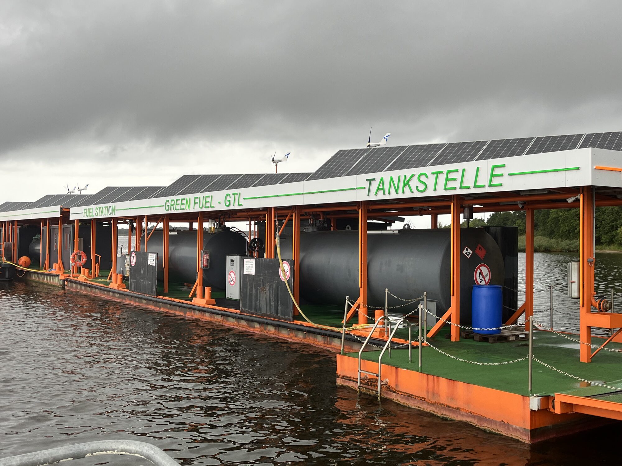 Tankstellenponton mit Solarmodulen bei Tag