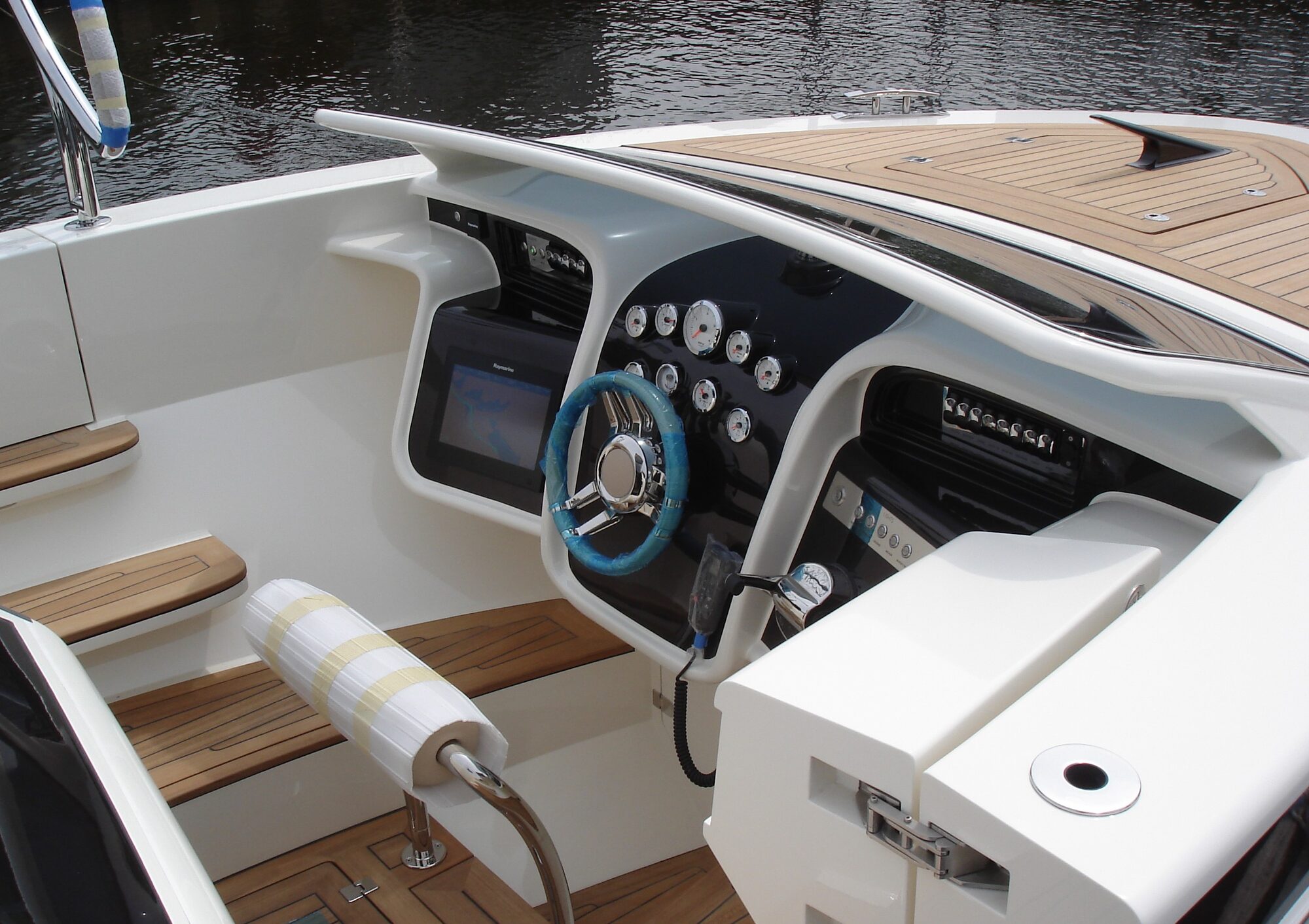 Cockpit eines Tenderboot-Neubaus