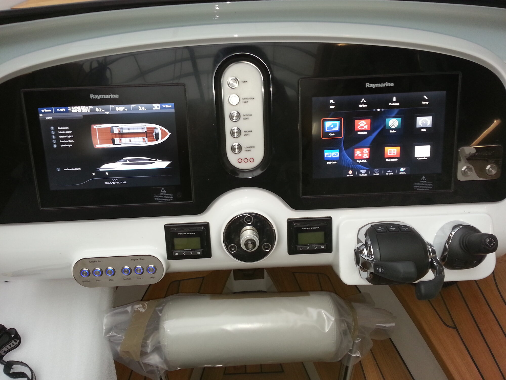 Steuerstand mit Raymarine-Displays und Digital-Switching-Bedienfeld